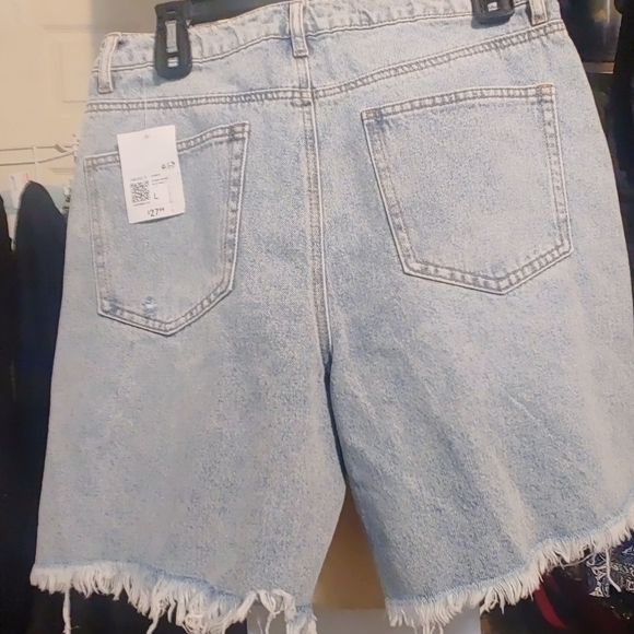 NWT!! Distressed Vintage like jean shorts - Picture 7 of 7